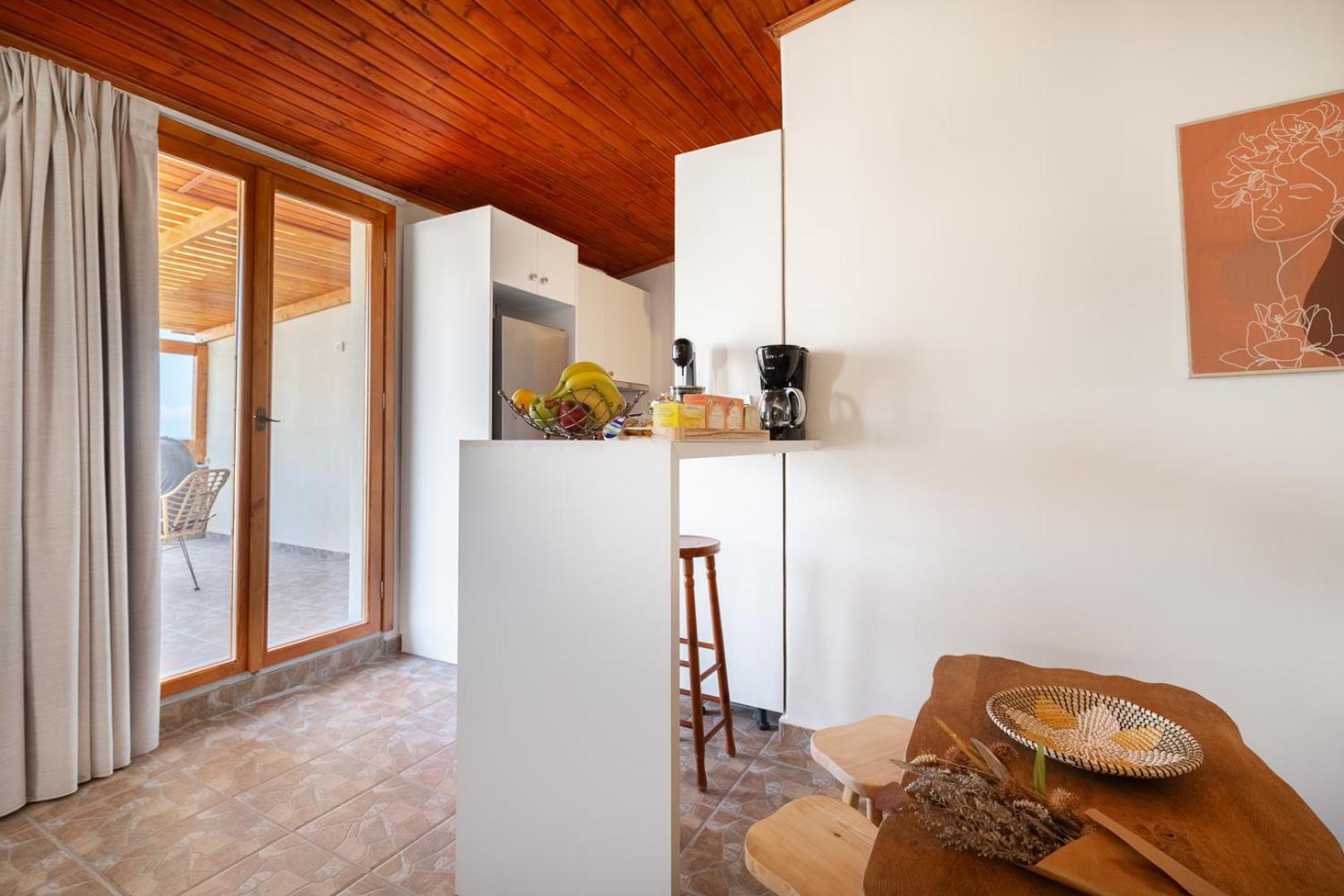 Caldera Close To The Port, Airport & Athens Apartment